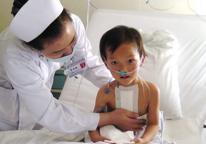 术后恢复中的西藏先心病儿童.JPG